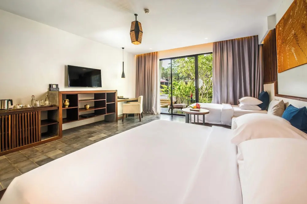 Family Suite with pool view