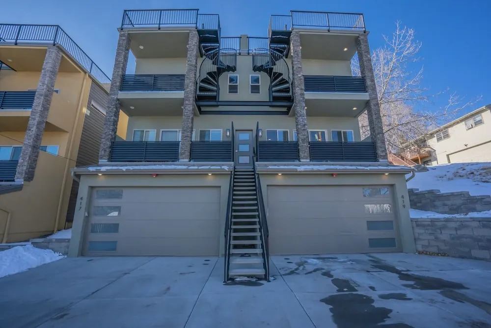 4BR Mnt Viewsmodern Urbanityrooftop Patio — фото