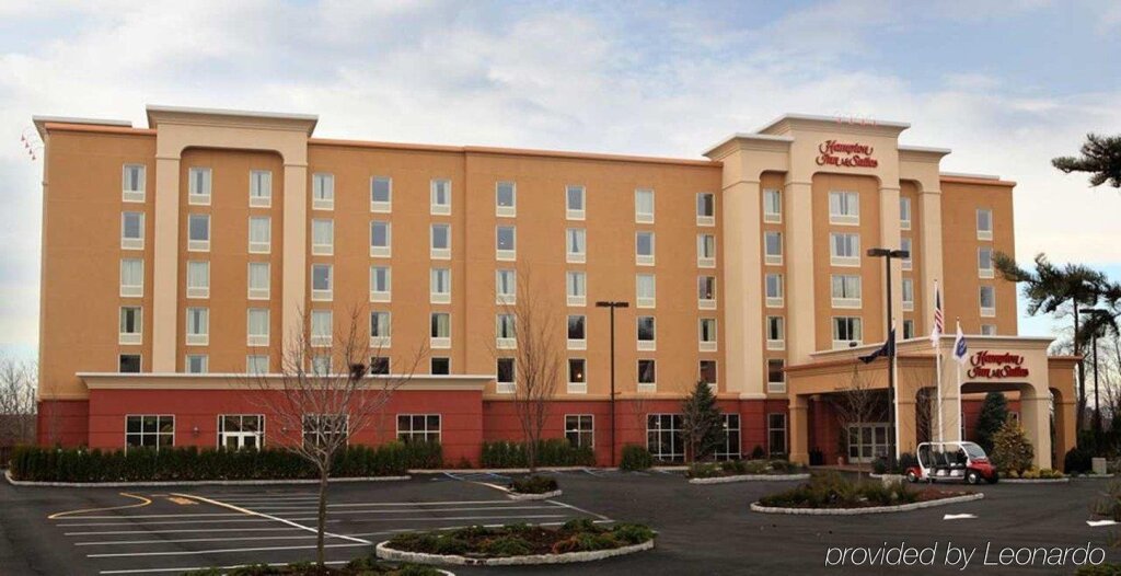 Hampton Inn & Suites Staten Island image