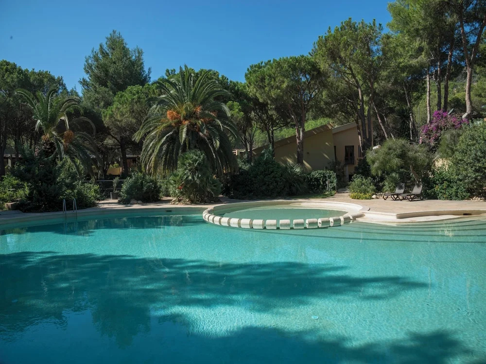 Residence With Swimming Pool Near the sea