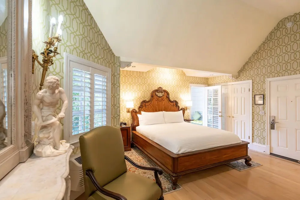 Double Suite (full double bed)