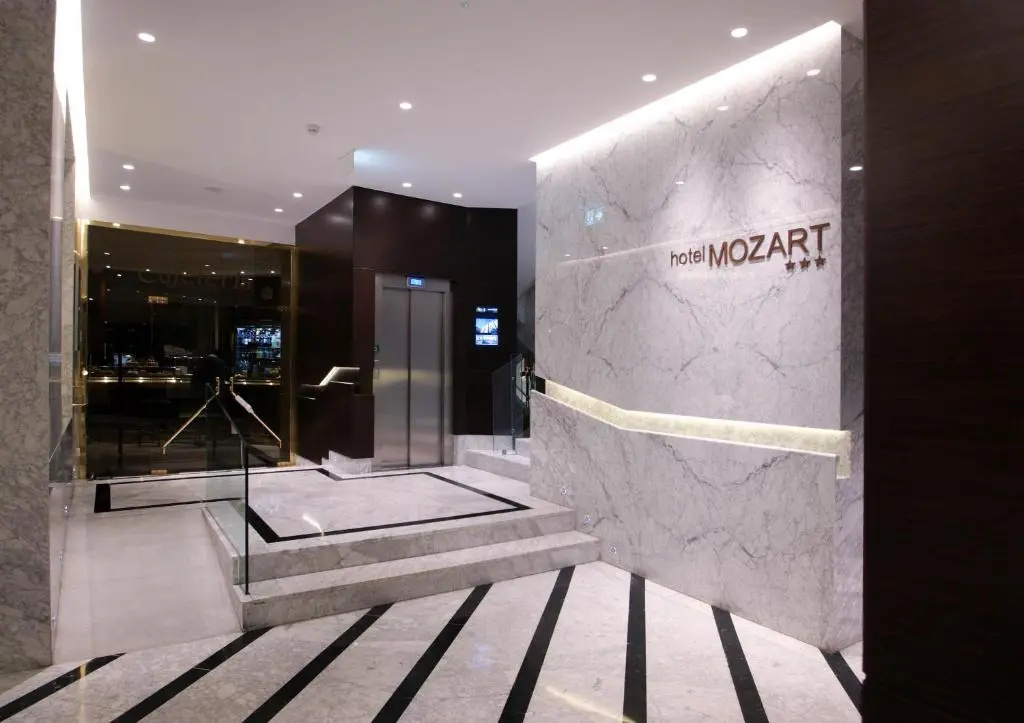 Lobby & Reception