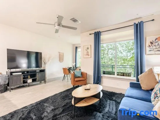 Riverwalk View Luxe Condo Views Pool & Free Parking