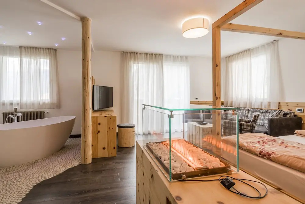 Deluxe Double room with balcony and with mountain view (full double bed)