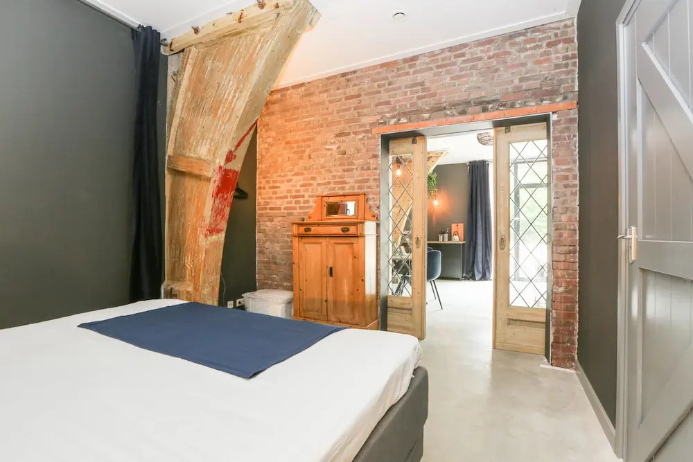 Double Basement Suite with garden view (full double bed)