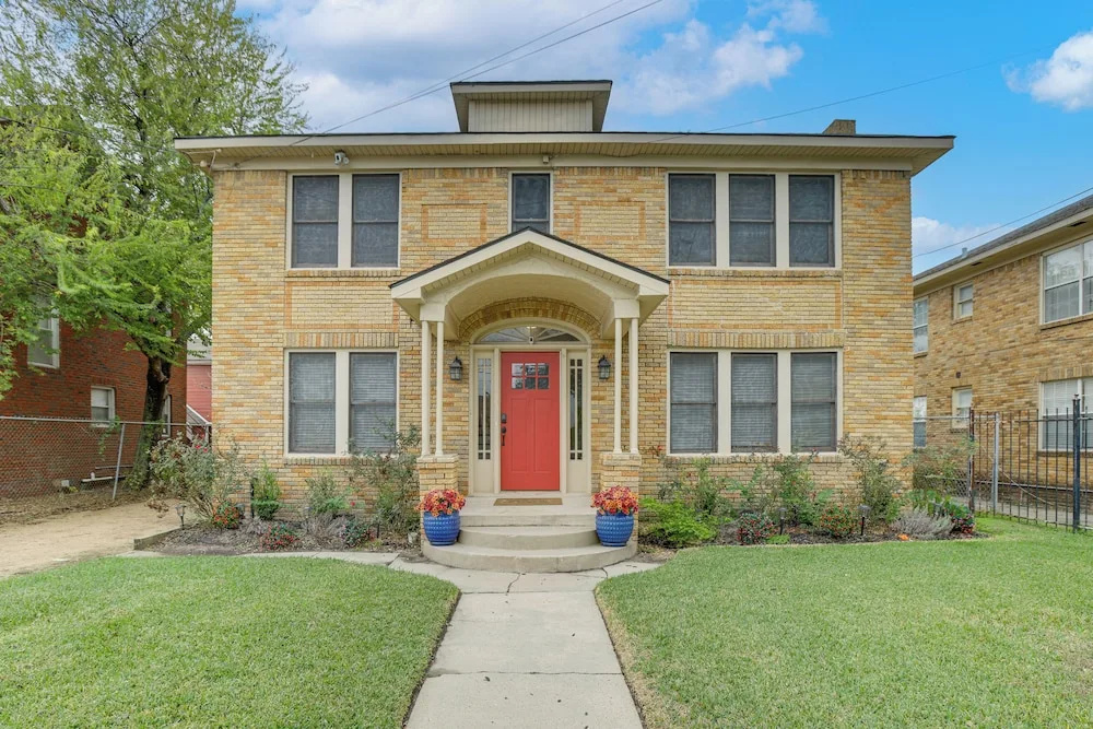 1 Mi to Hermann Park! Updated Apt w/ Parking Spot