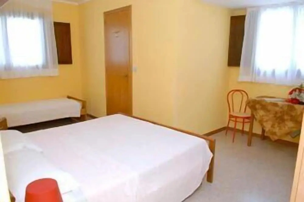 四人房，設有陽台及大雙人床