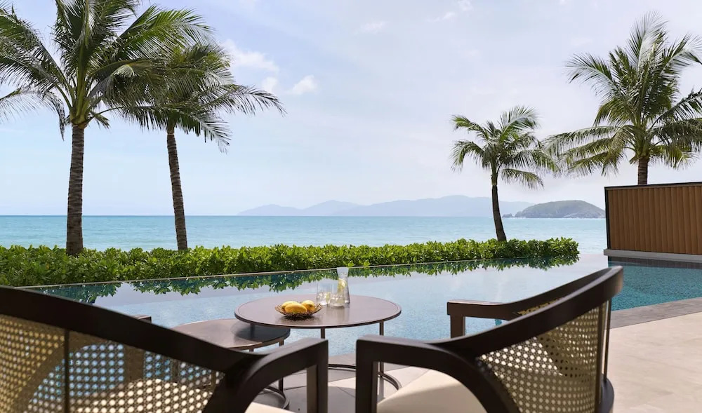 Вилла с бассейном c 1 комнатой oceanfront в Villa Le Corail, A Gran Melia Hotel