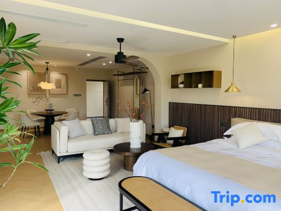 Suite with pool view