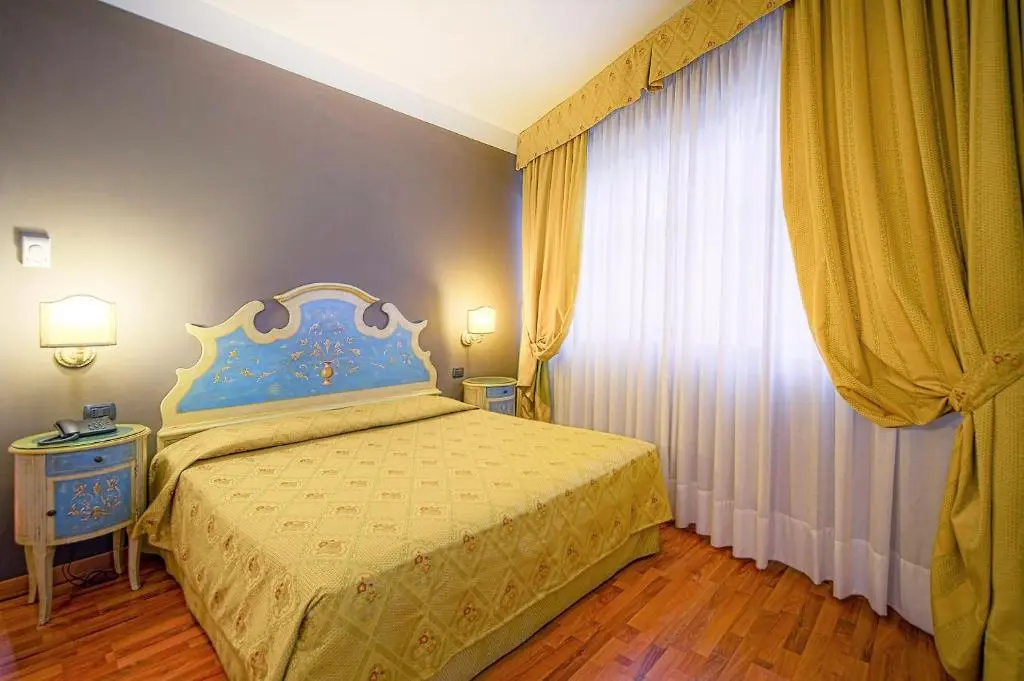 Double room (full double bed)