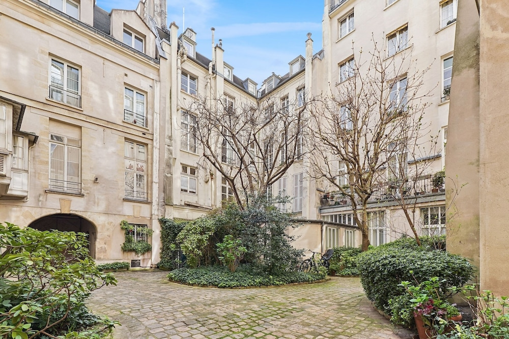 Elegant 1BR near Notre-Dame Cathedral