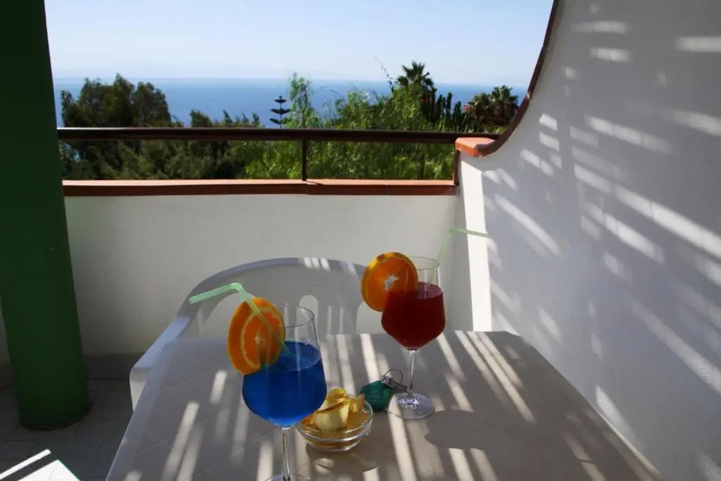 Standard Triple room with sea view