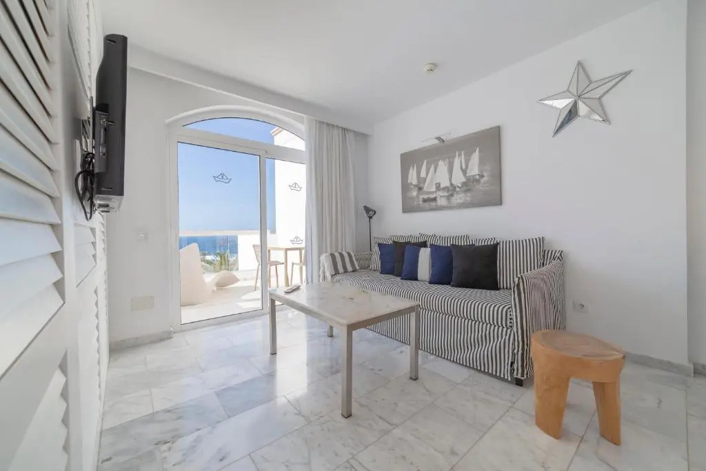 Apartment with balcony and with sea view