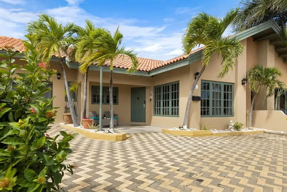 Cozy 3BR Town Home in Gated Community Palm Beach