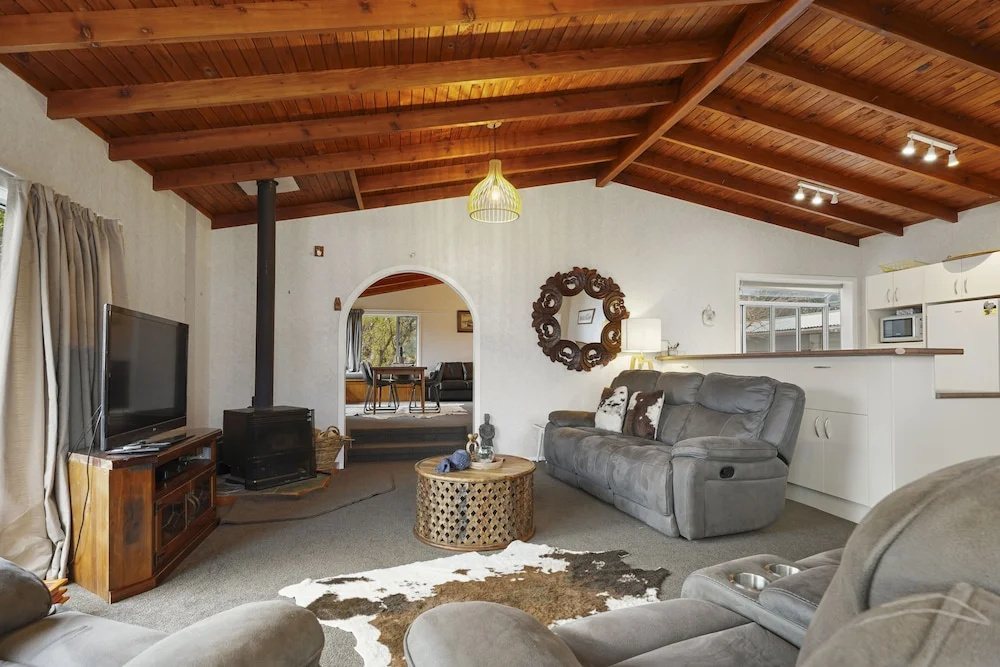Lakeview Escape with spa - sauna - patio in Taupo