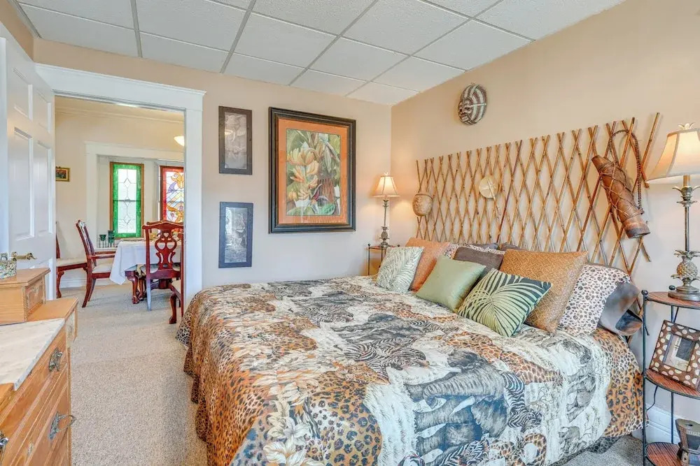 < 1 Mi to Old Town Lansing: Home w/ Furnished Deck — фото 5