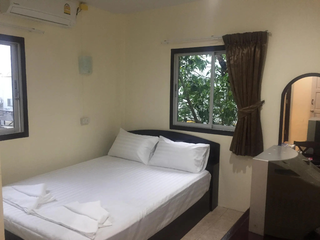 Deluxe Double room (full double bed)