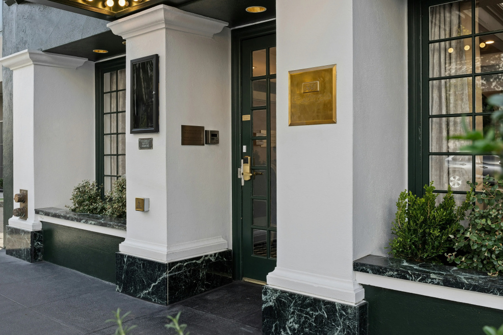 Inn At The Opera - Général