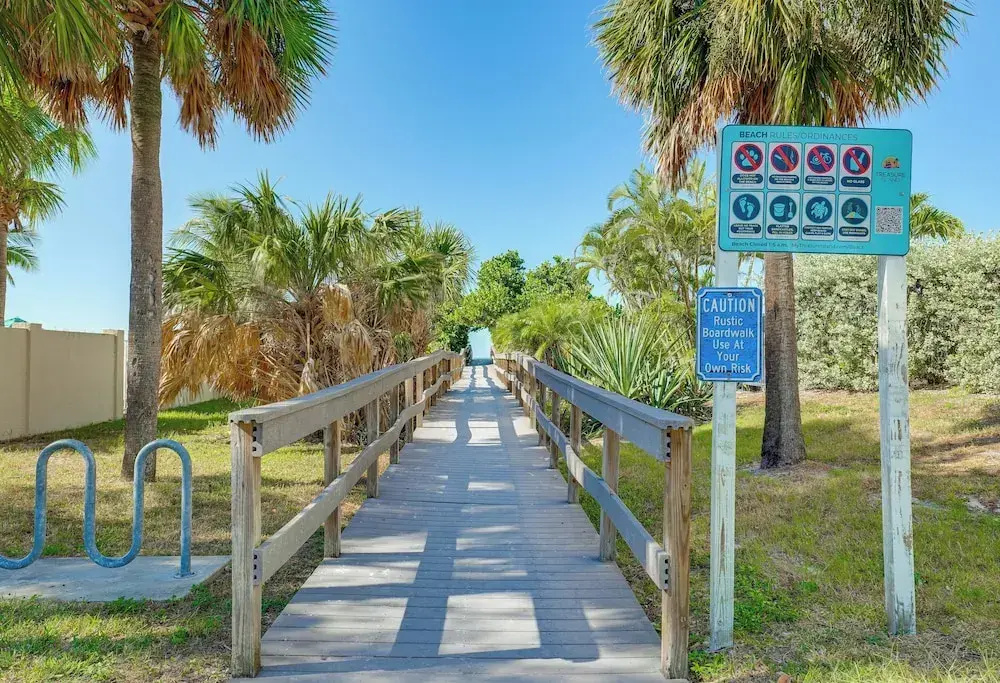 1 Block to Treasure Island Beach: Gem w/ Hot Tub