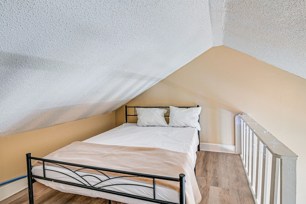 Chic Surfside Beach Condo w/ Screened Porch