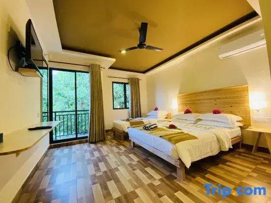 Deluxe Family room with balcony and with land view