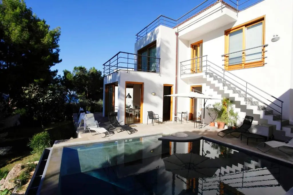 4 bedrooms house with sea view shared pool and furnished garden at Torre Colonna Sperone 1 km away from the beach