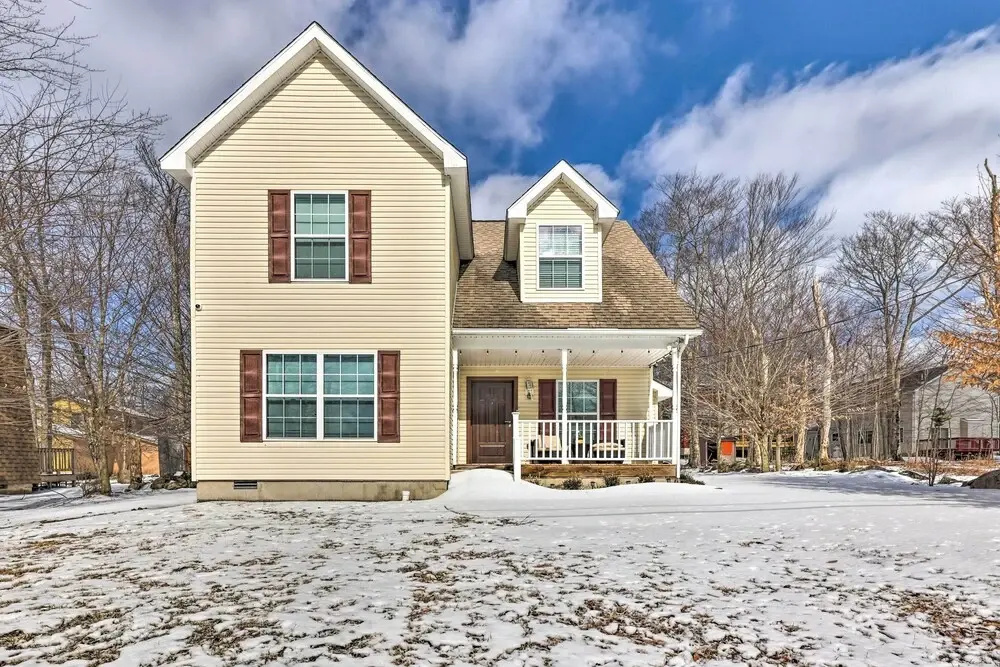 Bright Tobyhanna Home w/ Hot Tub & Fire Pit!