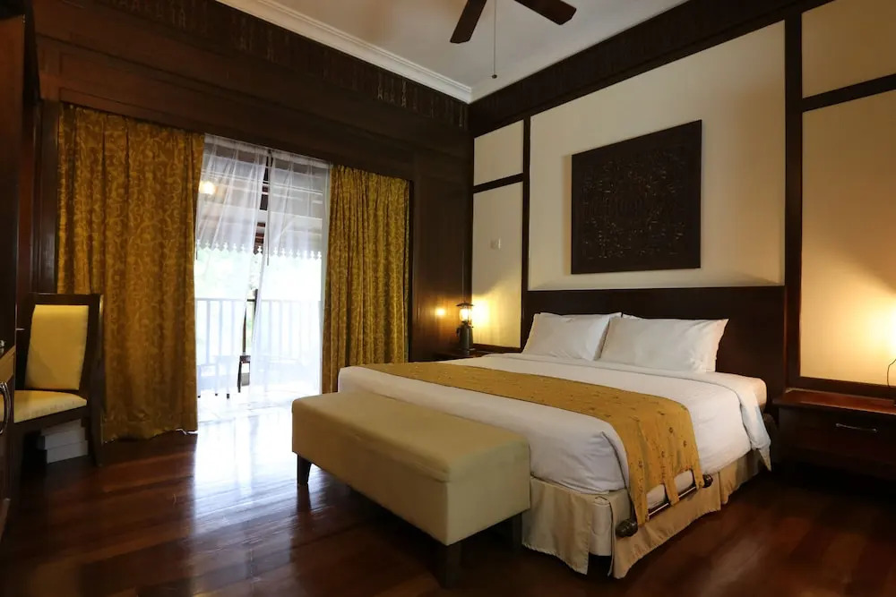 Bukit Merah Laketown Resort