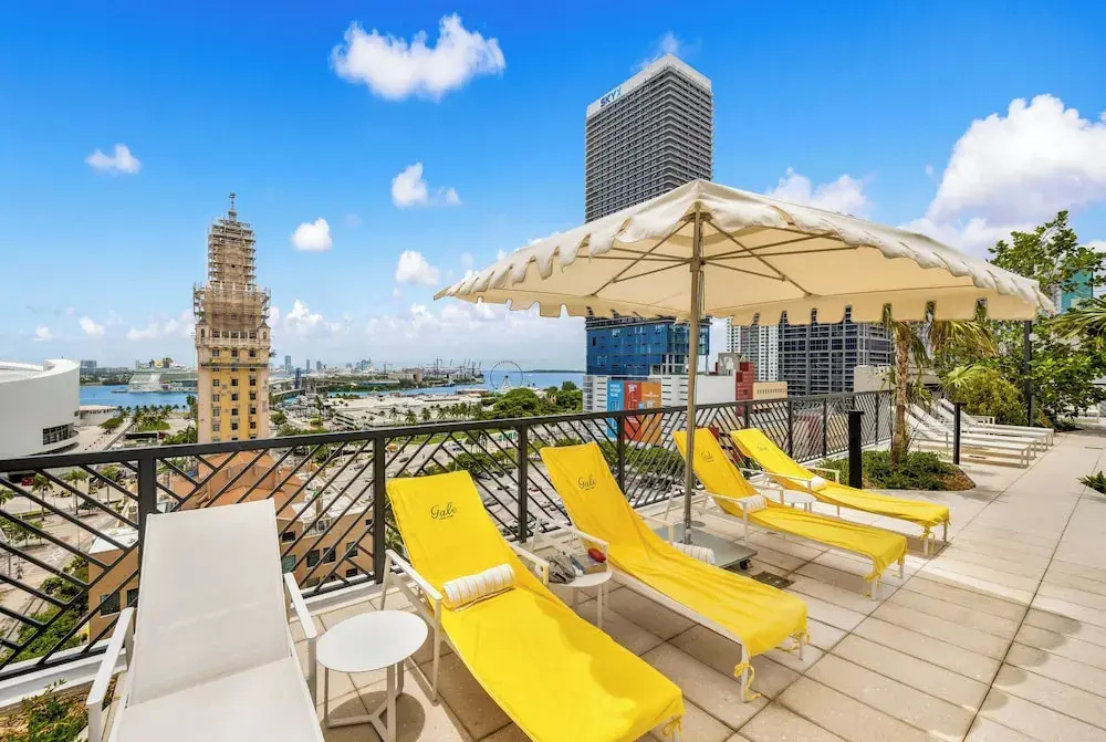 Skyline Chic Downtown Studio Getaway
