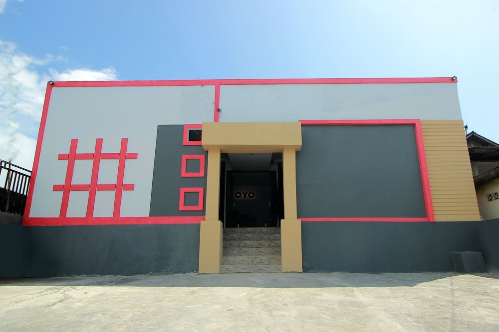 RedDoorz near Jalan Soeprapto Bengkulu