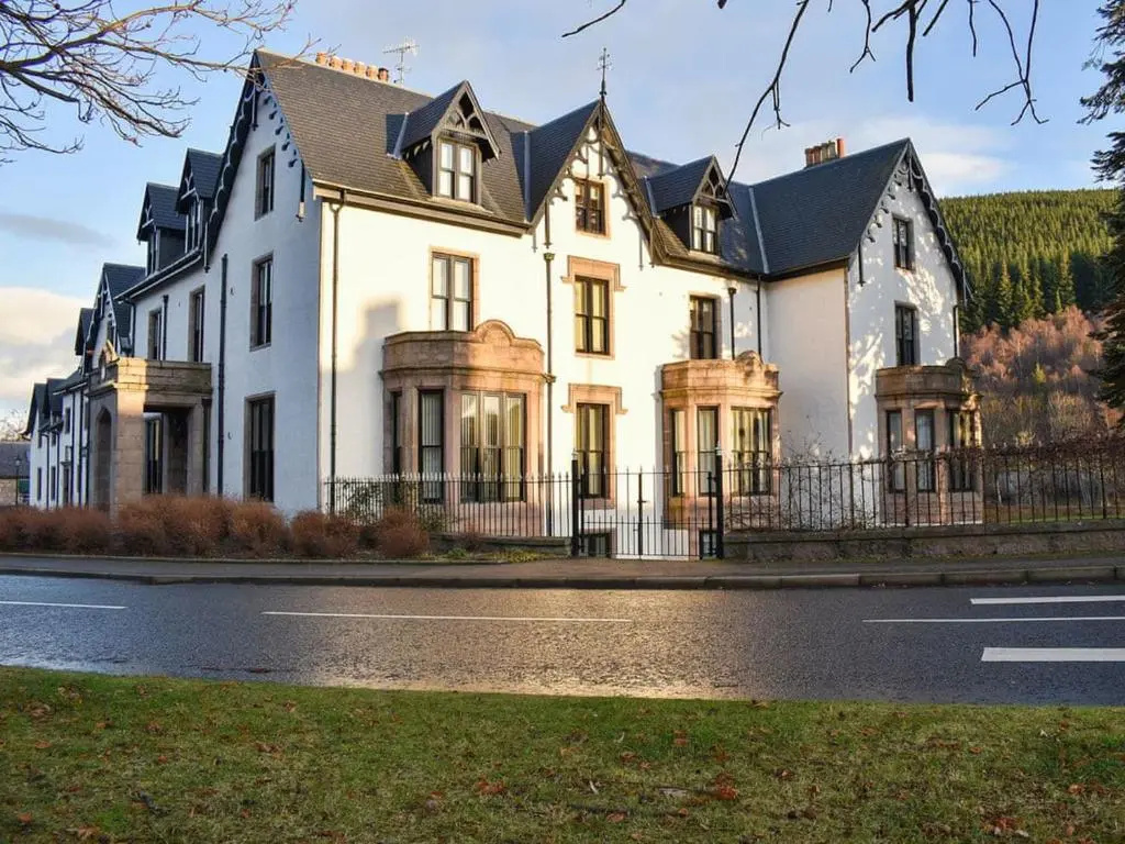 Lovely 2 Bedroom Apt in Ballater on the River Dee