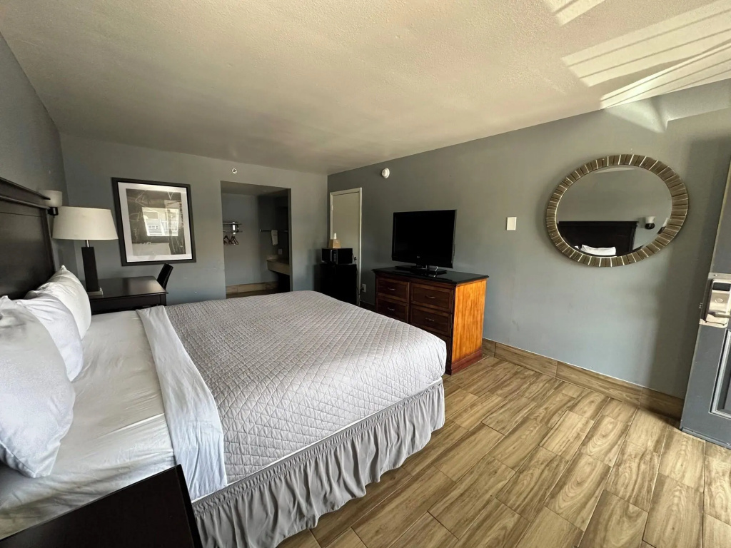 Home Suites Hill Country — 5