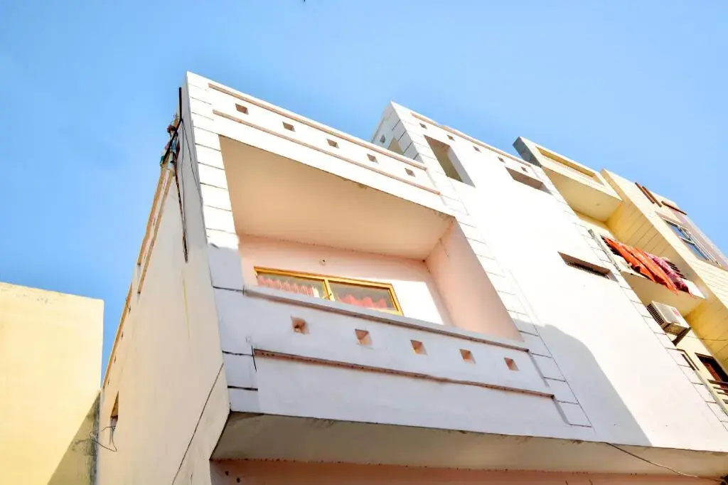 White House By OYO Rooms