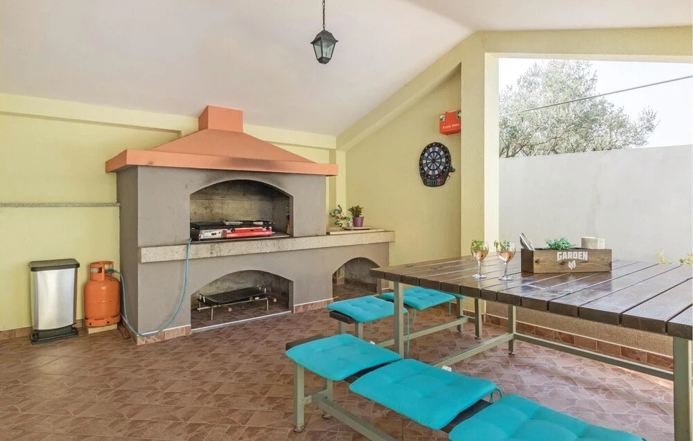 Beautiful Home in Peroj With 6 Bedrooms, Outdoor Swimming Pool and Wifi - фото 23