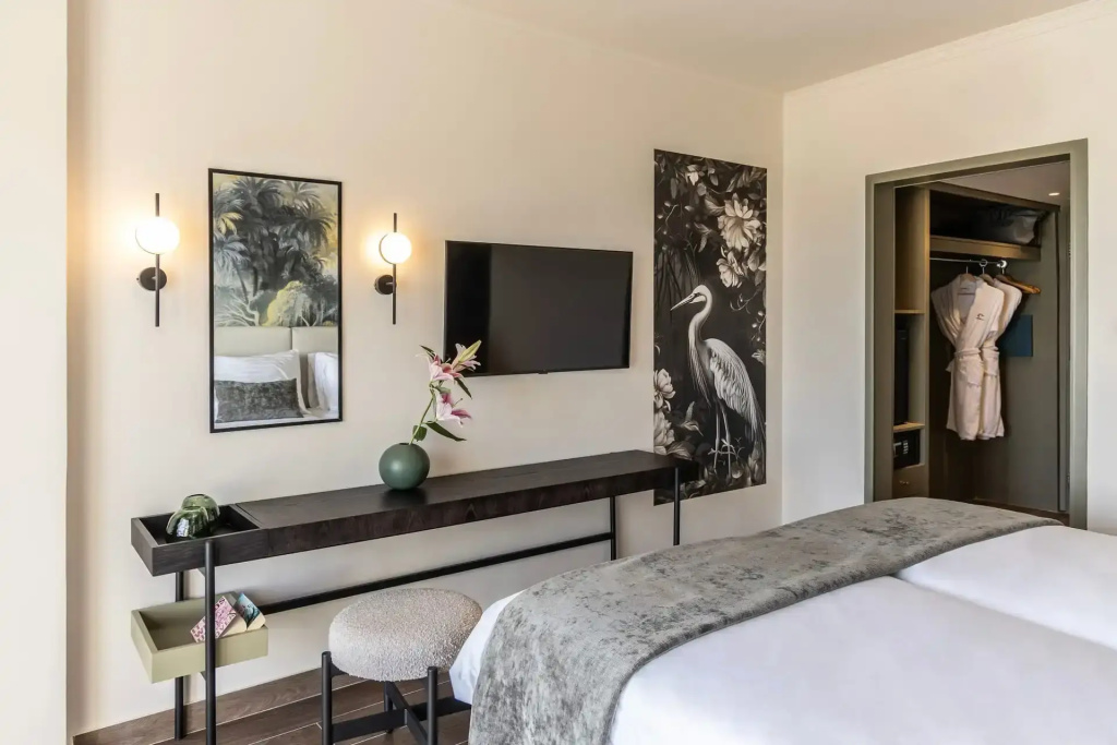 Superior room with partial sea view