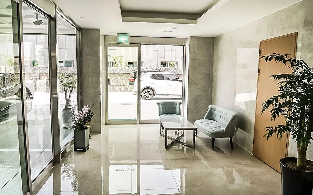 Lobby & Reception