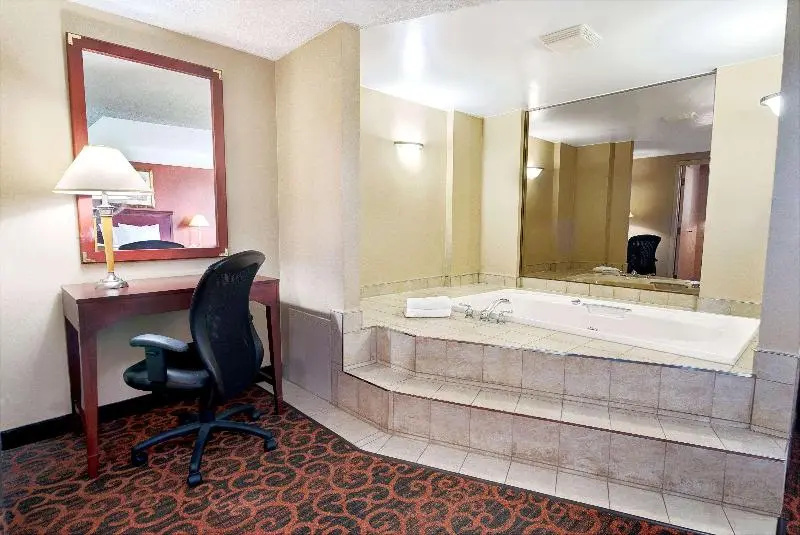 Ramada by Wyndham Niagara Falls/Fallsview - Chambres