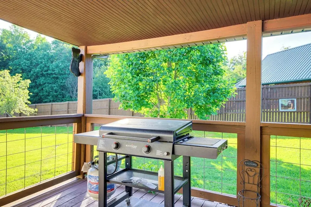 Family Sevierville Cottage w/ Game Room & Hot Tub!