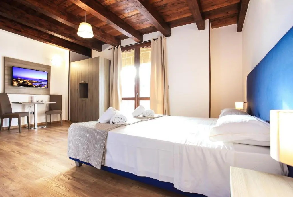 Deluxe Double room with balcony (full double bed)