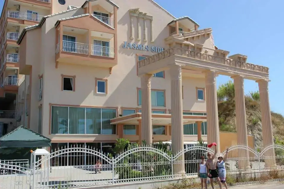 Q Ella Beach Hotel