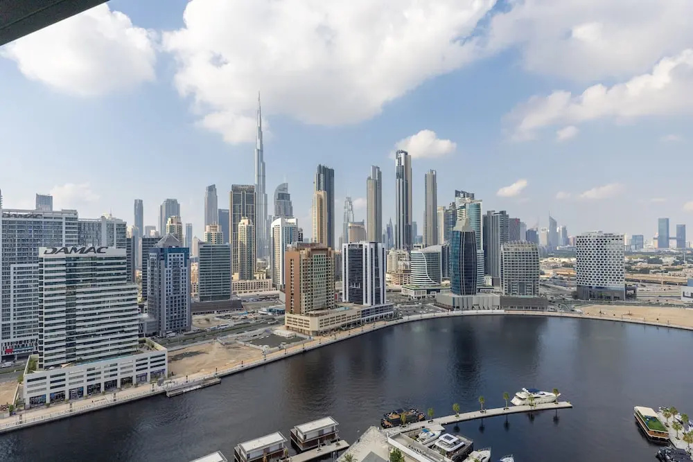 Waves - Elegant Waterfront Living in Dubai, Business Bay