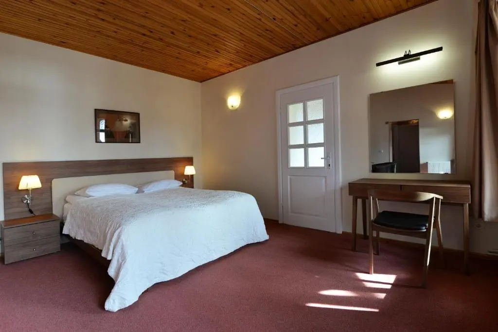 Deluxe Double room (full double bed)