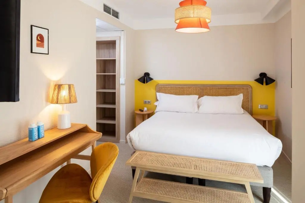 Double room (full double bed)