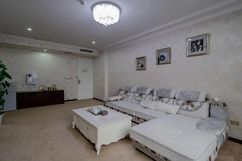 Chongqing Crown Hotel (District Government Branch)