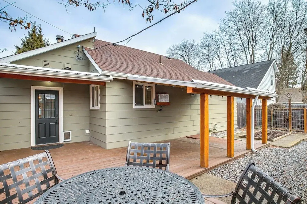 3 Mi to Coeur D'alene Lake! Cozy Mtn-town Getaway