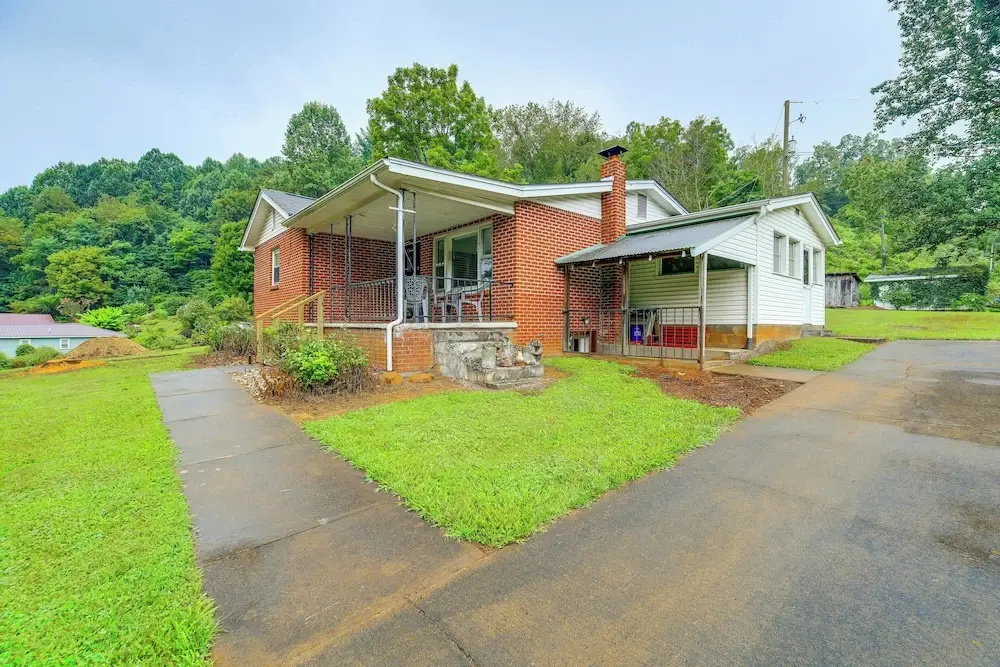 1 Mi to Virginia Creeper Trail: Serene Family Home