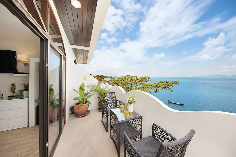 Deluxe room with balcony and with sea view