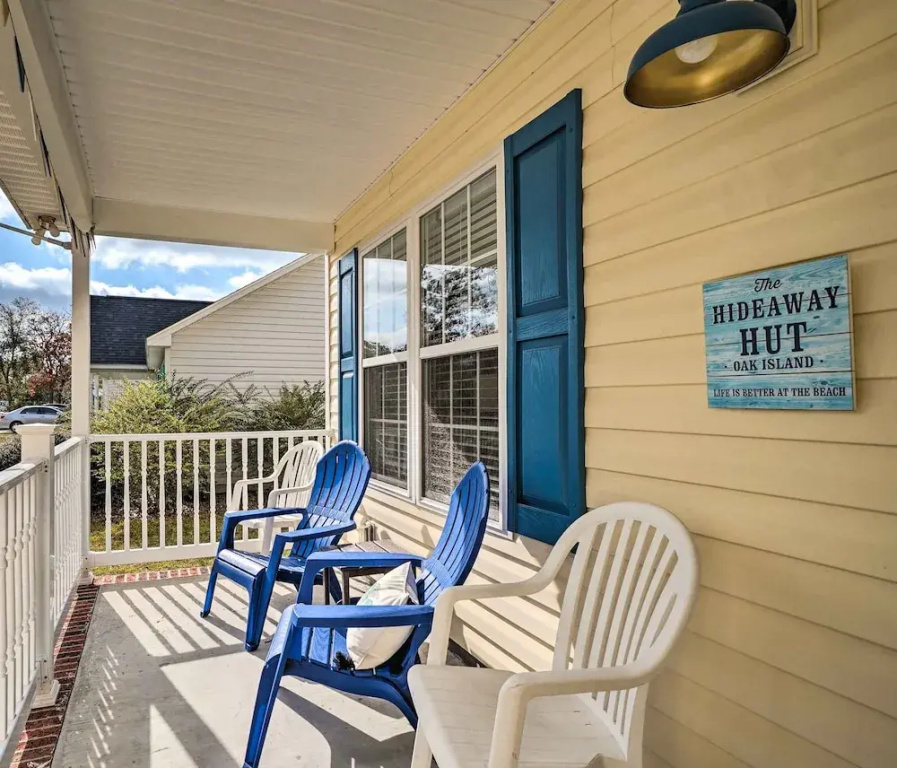 Oak Island Hideaway Hut ~ 1 Mi to Long Beach!