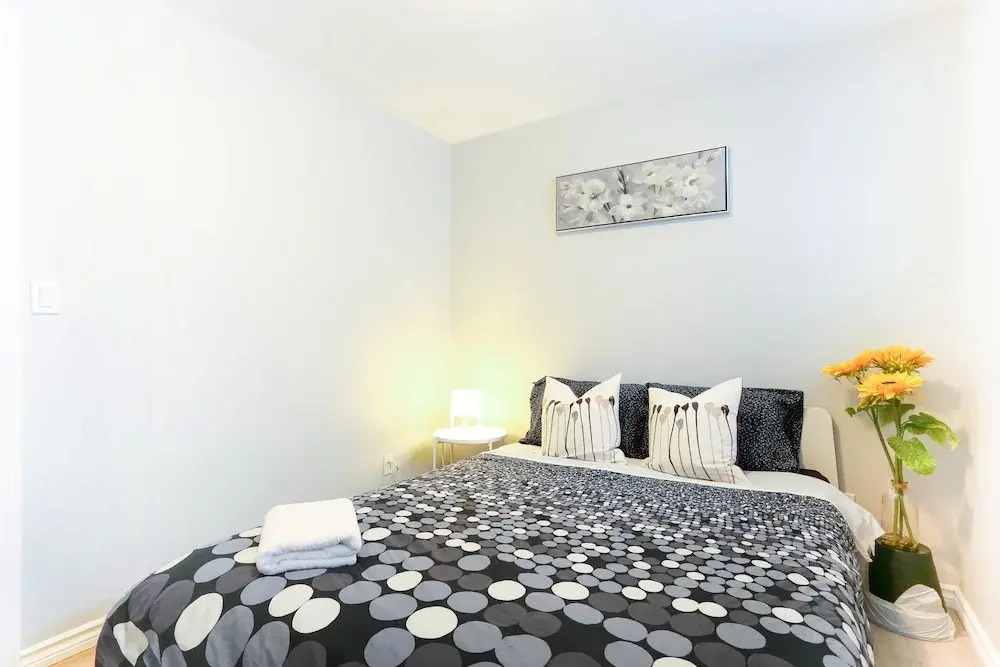 Family Home-Metrotown by Elevate Rooms - фото 2