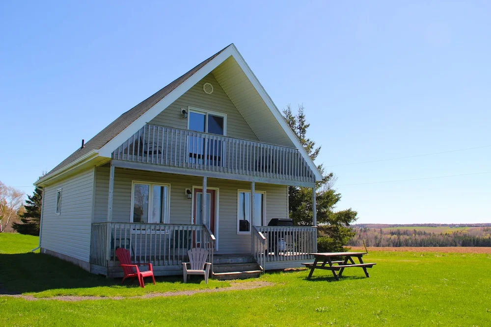 3 Bedrooms Executive Cottage with partial ocean view